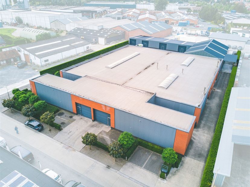 Sur le parc d'activités Kunstdal à Eeklo se trouve cette unité PME spacieuse et fonctionnelle d'environ 400 m², avec un excellent accès à l'autoroute