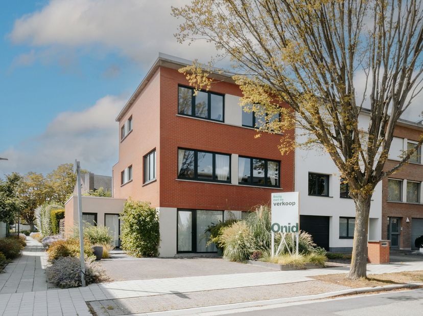 In de geliefde Edenlaan woon je op een rustige plek, maar toch vlak bij alles wat Wilrijk zo aangenaam maakt. Winkels, scholen, openbaar vervoer en be