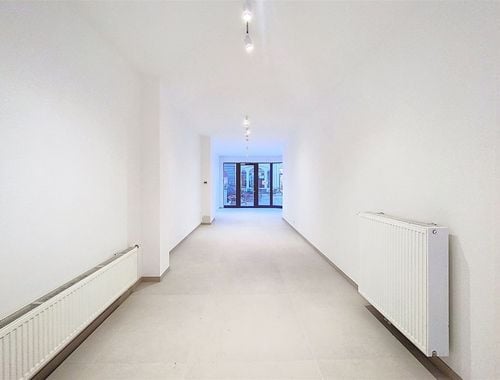                                         Bâtiment commercial à louer à Uccle, € 1.975
