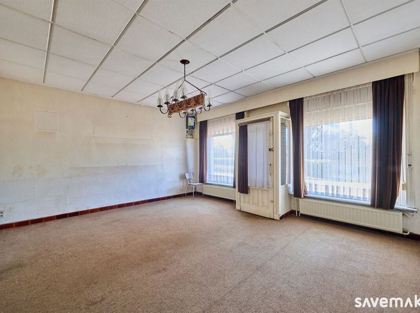 In het hartje Leopoldsburg vinden we deze charmante te renoveren woning terug.<br />
Ondanks de centrale ligging, dicht bij scholen en winkels, kan je