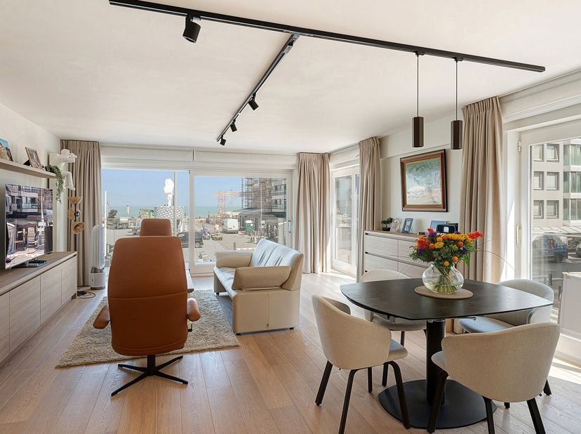 Prachtig gerenoveerd hoek appartement met veel lichtinval en subliem zeezicht op het Rubensplein.<br />
Via de inkomhal met praktische vestiaire en ga