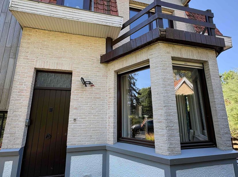 Halfopen bebouwing met veel potentieel gelegen in een uiterst rustige buurt van Sint-Idesbald.&amp;nbsp; De woning grenst aan natuurgebied.&amp;nbsp;De woning