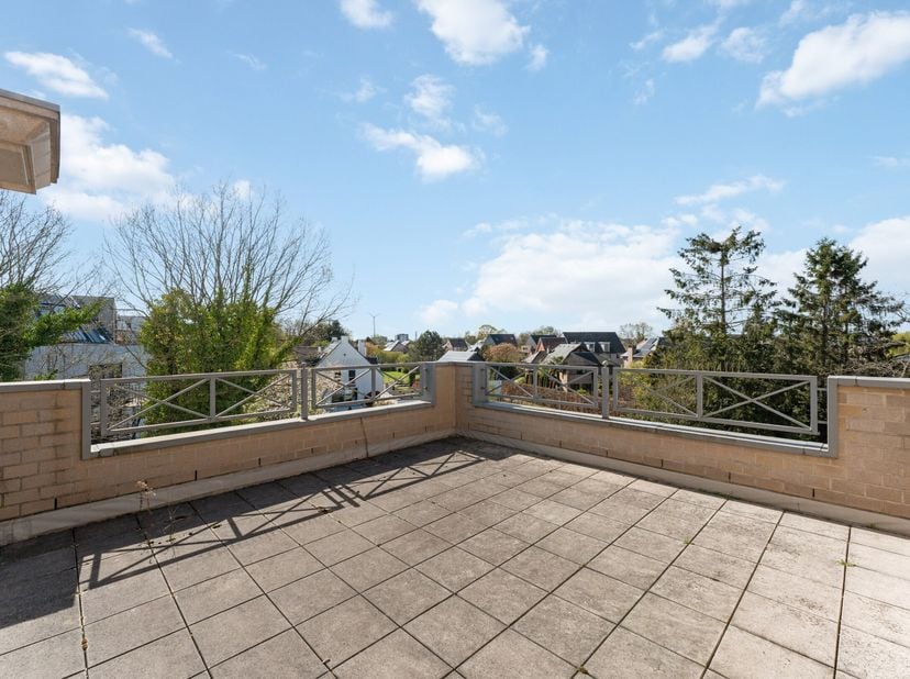 Dit uitzonderlijk ruime appartement met een bewoonbare oppervlakte van 291 m² (bron EPC) biedt alle comfort voor wie op zoek is naar plaats, licht en