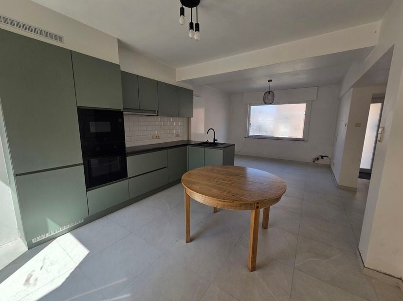 Leuke woning bestaande uit hal, living met open en volledig ingerichte keuken, apart toilet en berging. Op de 1ste verdieping een grote badkamer met t