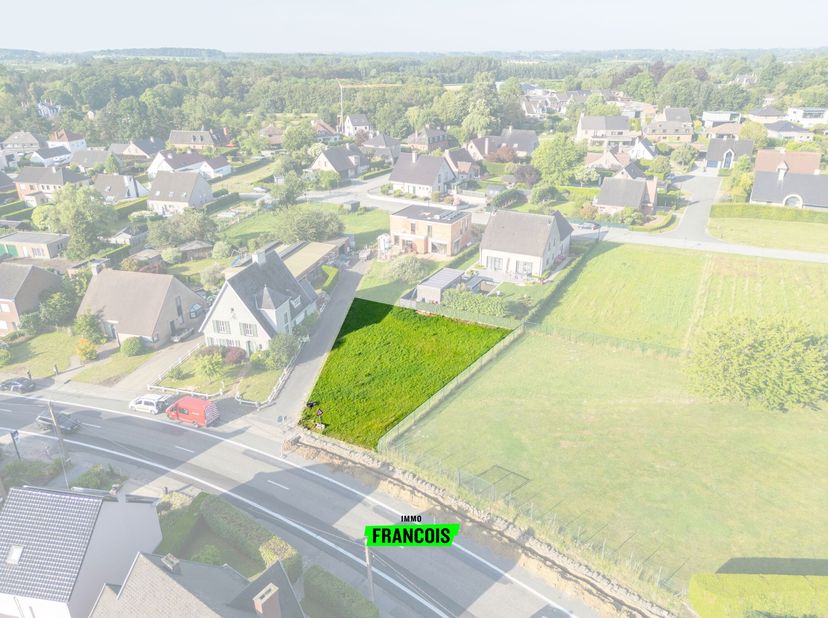 Situé le long de la Geraardsbergsesteeweg à Oosterzele, ce terrain bénéficie d'un certificat d'urbanisme favorable à la construction d'une maison indi