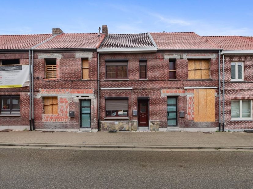 Langs de Adelardusstraat ter hoogte van nummer 16 vinden we deze te renoveren woning terug. Grote troef van deze woning is ongetwijfeld de ligging! He