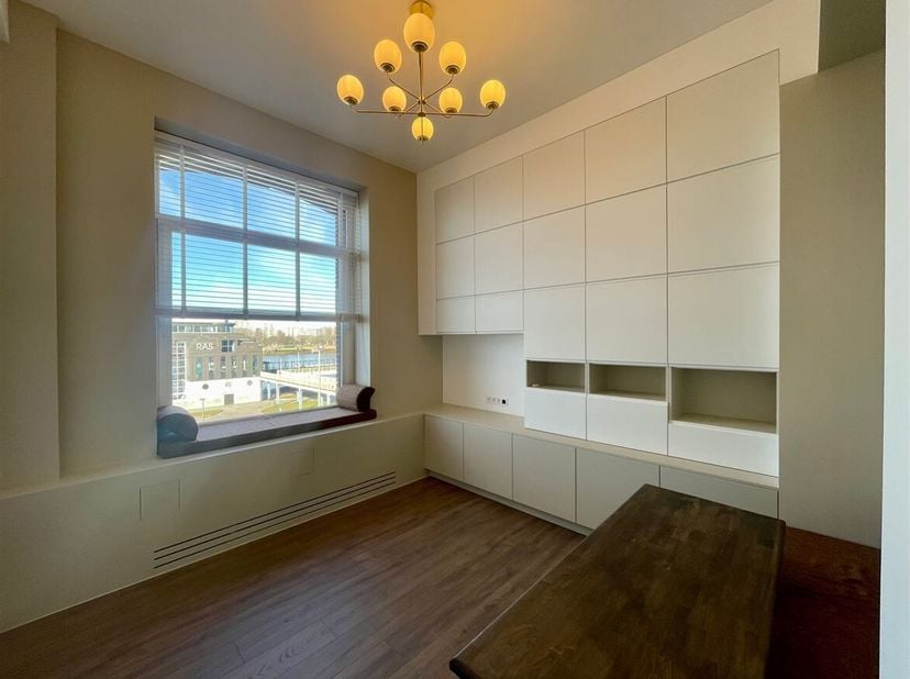 Ligging: Het appartement bevindt zich in een prachtig gebouw gelegen in hartje Antwerpen. Supermarkten, winkels, openbaar vervoer, scholen, cafés en r