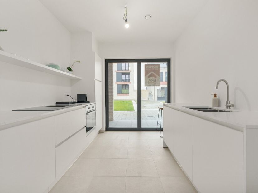 modern halfopen woning in de Zilverlaan in Oostende, rustig gelegen nabij park en bos. De woning, gebouwd in 2025, biedt hedendaags comfort en een ene
