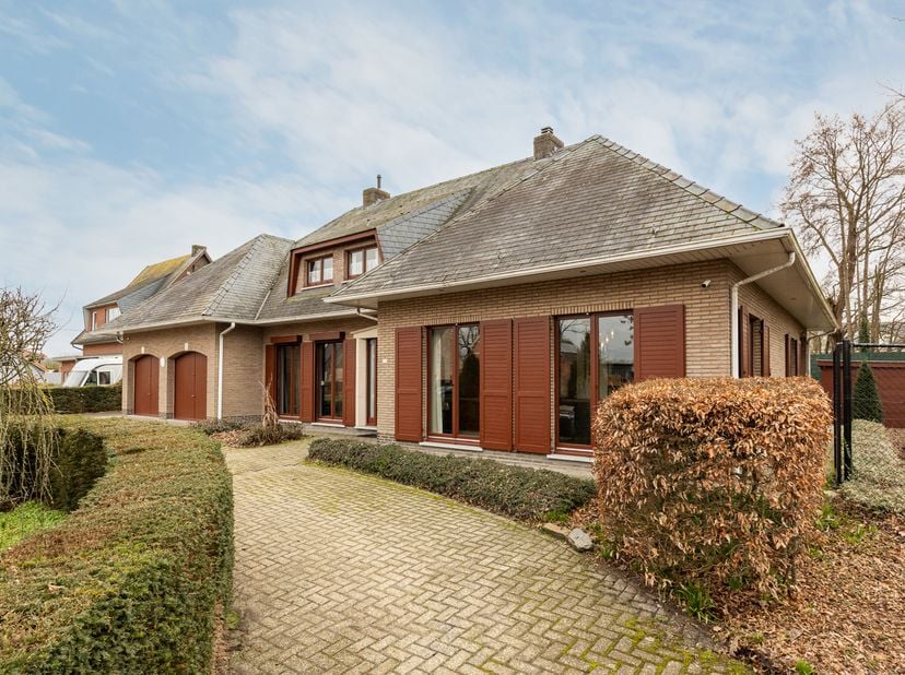 Ontdek deze charmante open bebouwing met een dubbele, inpandige garage, gelegen in het hartje van Vlimmeren. De woning beschikt over 6 volwaardige sla