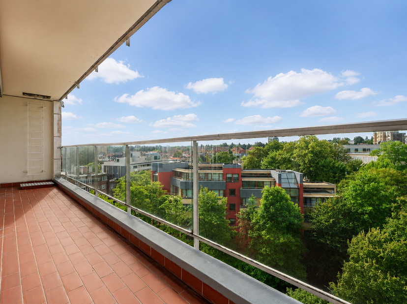 WATERMAEL-BOITSFORT, dans un environnement résidentiel agréable, lumineux APPARTEMENT traversant (2CH/1SDB) de ±108 m² situé au 7ème étage d’un immeub