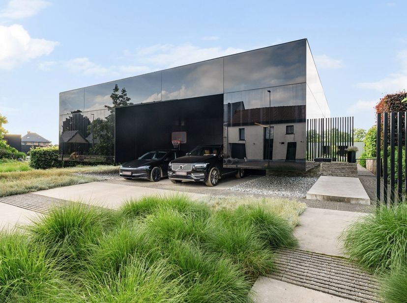 Cette exceptionnelle maison neuve, conçue par Binst Architects, est bien plus qu'une simple habitation, c'est une déclaration architecturale puissante