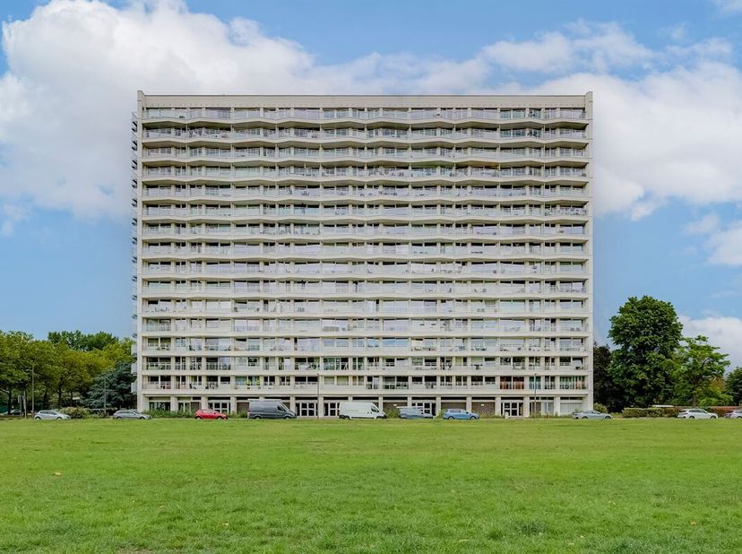 Appartement de 2 chambres à coucher ensoleillé et bien entretenu avec terrasse et place de parking à Anvers - Linkeroever !<br />
Cet appartement de d