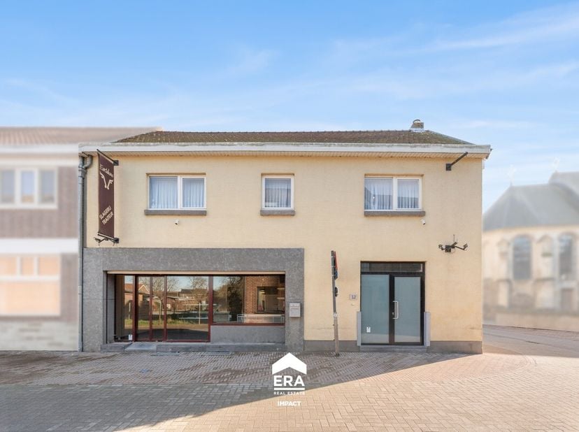 [[ DIT PAND NEEMT DEEL AAN DE ERA OPEN HUIZEN DAG OP 13/6 VAN 16:00 TOT 17:00 ]] Deze halfopen handelspand met woonst is gelegen in het gezellige Tong