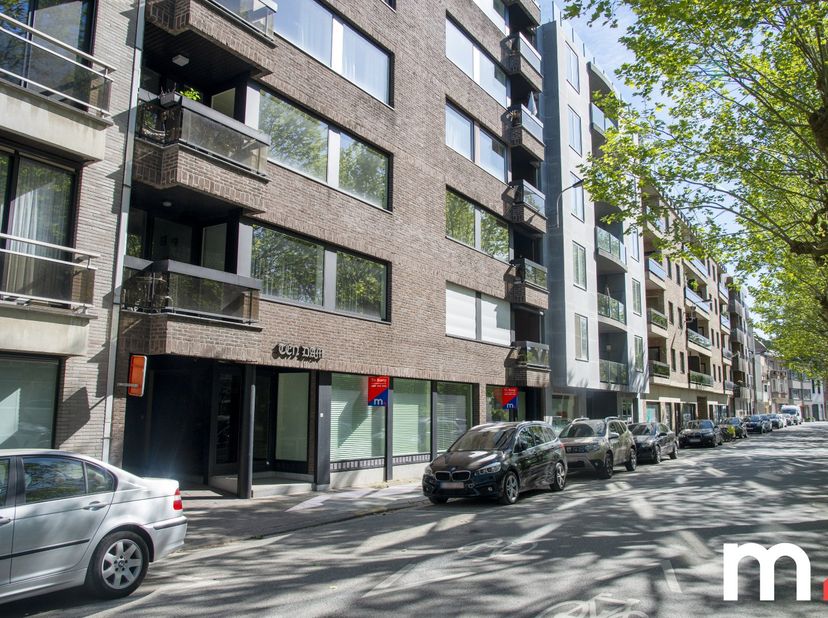 Ruim en instapklaar kantoor te koop, volledig gerenoveerd in 2022. Dit veelzijdige pand beschikt over een praktische indeling met meerdere bureauruimt