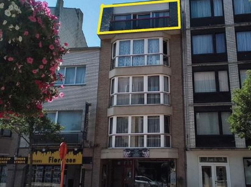 Op zoek naar zon en ruimte? Dit charmante duplexappartement biedt het allemaal.<br />
Gelegen in het levendige centrum van Wenduine, op wandelafstand