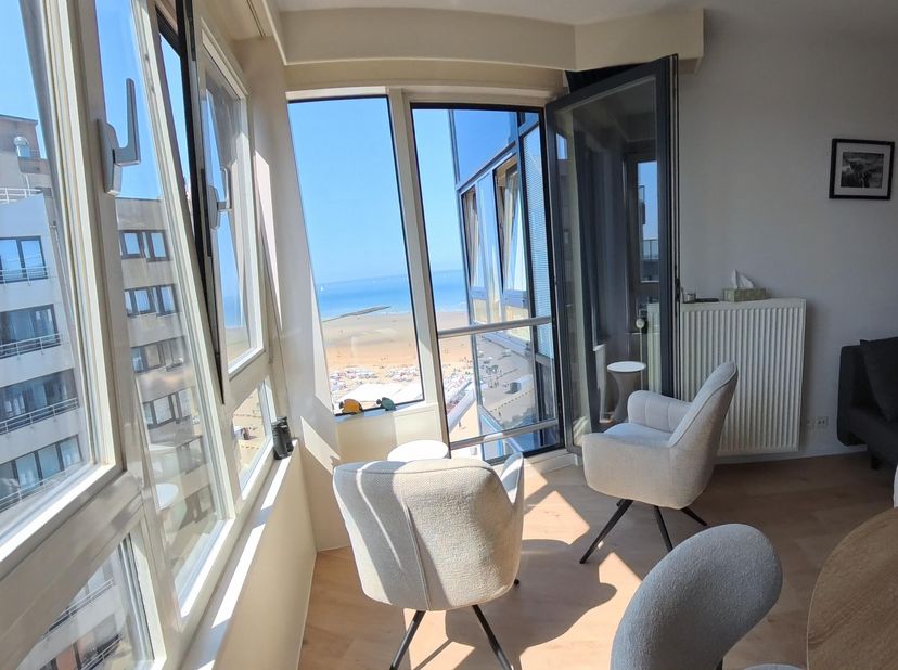 Gelegen op een toplocatie geniet dit zonnig éénslaapkamerappartement van een prachtig open zicht op zee en hinterland, terwijl de heerlijke vakantiesf