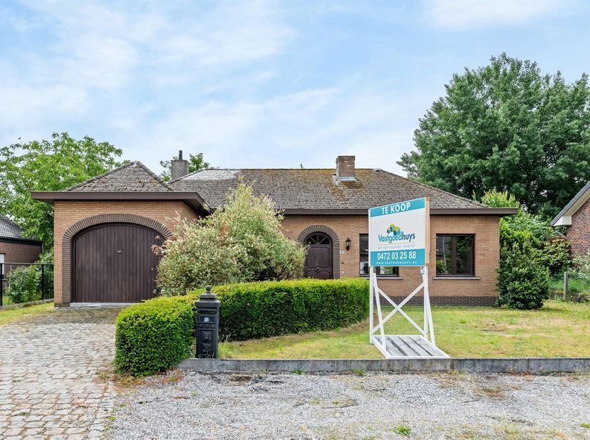 Op zoek naar een woning met potentieel, een rustige ligging én een groene omgeving? Dan is deze gelijkvloerse woonst gelegen op een mooi perceel van 8