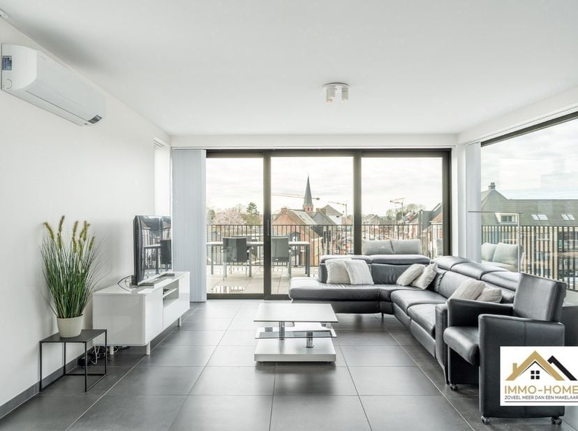 Vanuit dit prachtige penthouse bent u vanaf dag 1 ook de eigenaar van de volledige skyline van Wachtebeke-centrum. De bijzonder lichtrijke leefruimte