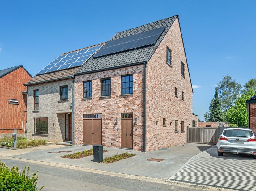 Gelegen in de Magere Heidestraat, op wandelafstand van het dorpscentrum van Linden, vindt u deze prachtige instapklare hoekwoning uit 2019. Een ideale