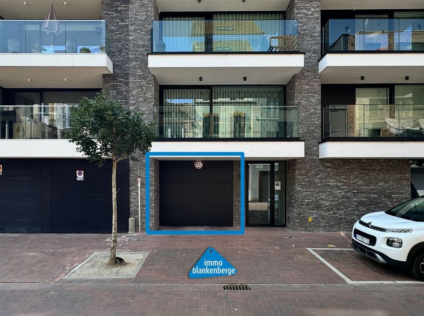 In de ondergrondse parkeergarage van Ziedelinge bevindt zich deze handige staanplaats van 13 m². Dankzij de afmetingen van 2,60 meter breed en 5 meter