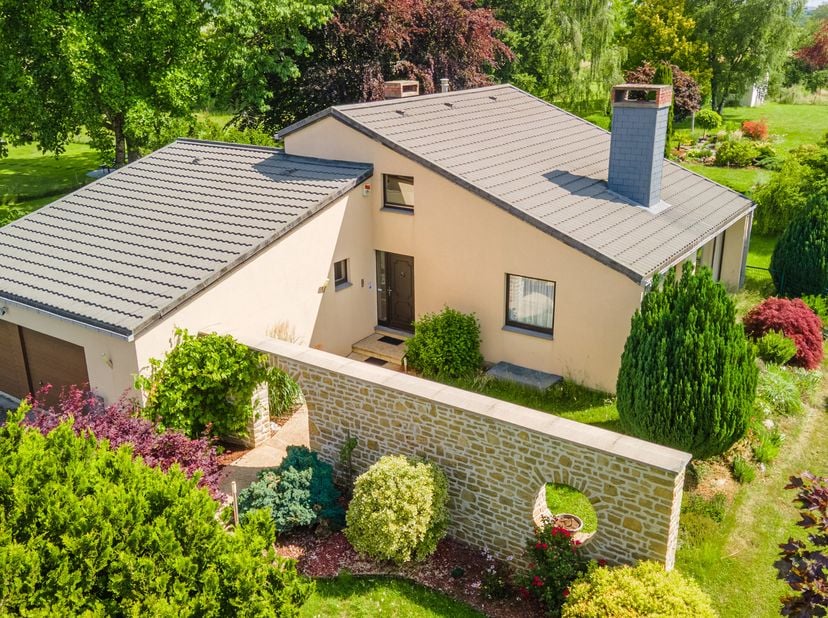 Juliet Immo a le plaisir de vous présenter cette élégante villa 4 façades construite en 1976 par un architecte visionnaire. Séduisante par son archite