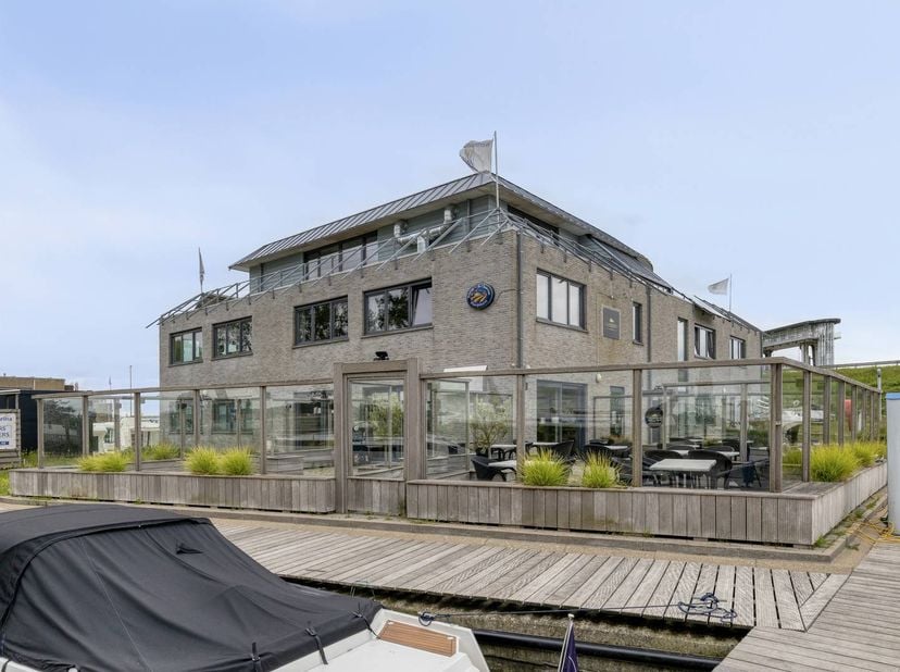 Een kwalitatieve en instapklare zaak<br />
<br />
Dit pand, genaamd 'Havenzicht', is volledig ingericht. De indeling is optimaal voor een vlotte explo