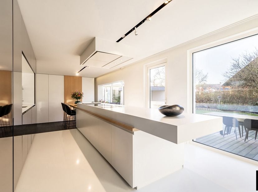 In een rustige en residentiële buurt van Westkapelle bevindt zich deze volledig gerenoveerde open bebouwing op een perceel van ca. 700 m². De villa ve