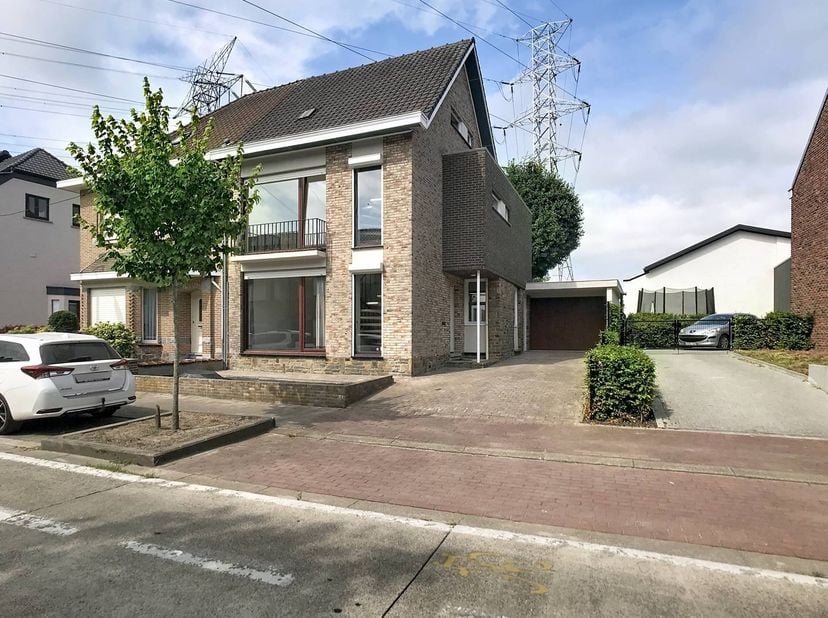 Bent u op zoek naar een uniek project met enorm veel potentieel op een rustige, doch centrale locatie? Deze ruime halfopen bebouwing in het charmante
