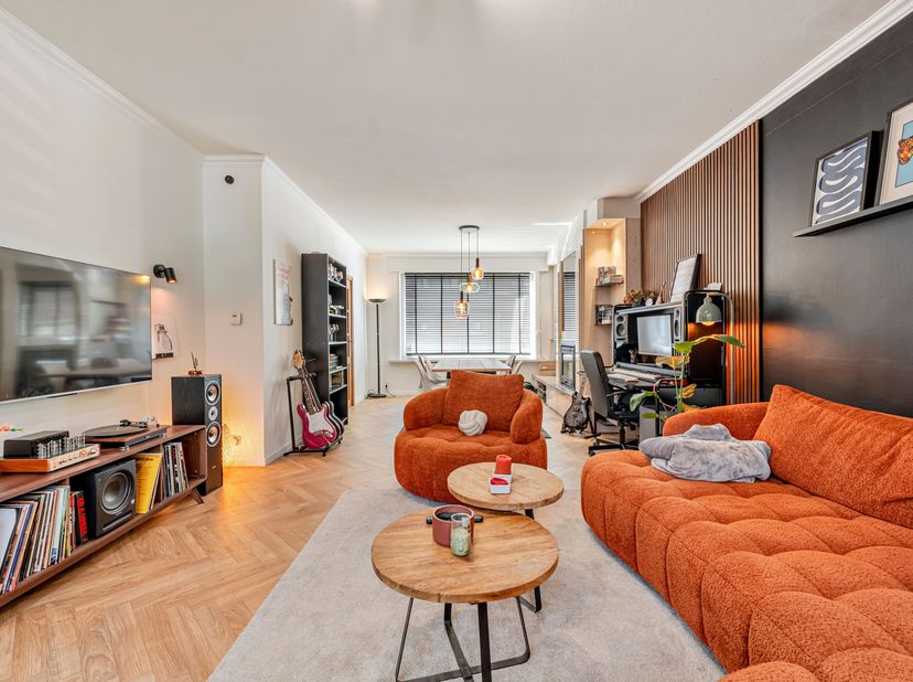 Woning met 3 slaapkamers te huur in Menen!<br />
We komen binnen via de inkomhal die rechtstreeks toegang geeft aan de leefruimte met een volledig ver