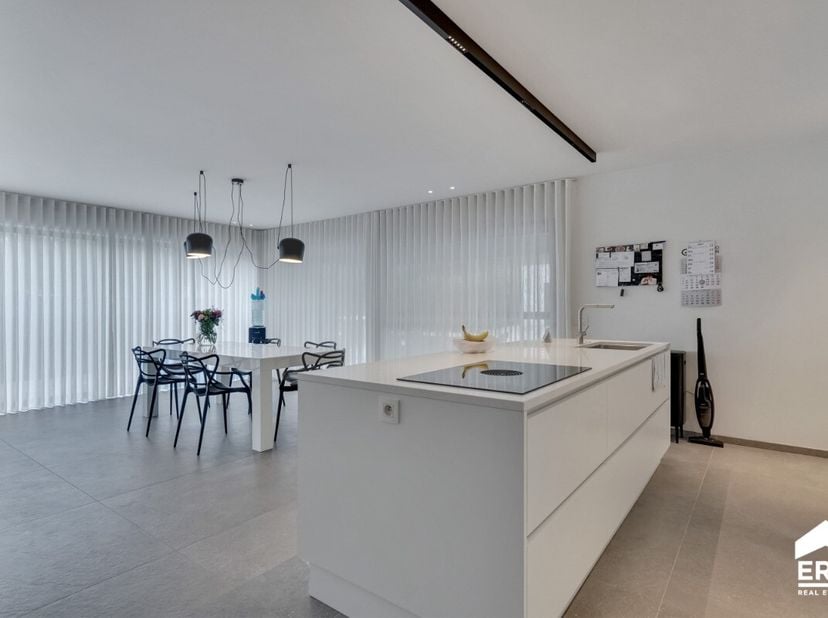 Deze uitzonderlijke nieuwbouwvilla (bouwjaar 2025) biedt een royale bewoonbare oppervlakte van 256 m² en combineert strakke architectuur met een hoogw
