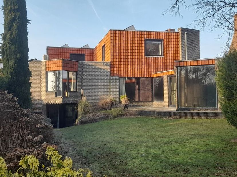 Een verborgen villa met praktijkruimte, bijgebouw en loods in het centrum van Moorslede ook wel de 'groene long' genoemd op maar liefst 1461m². Deze u