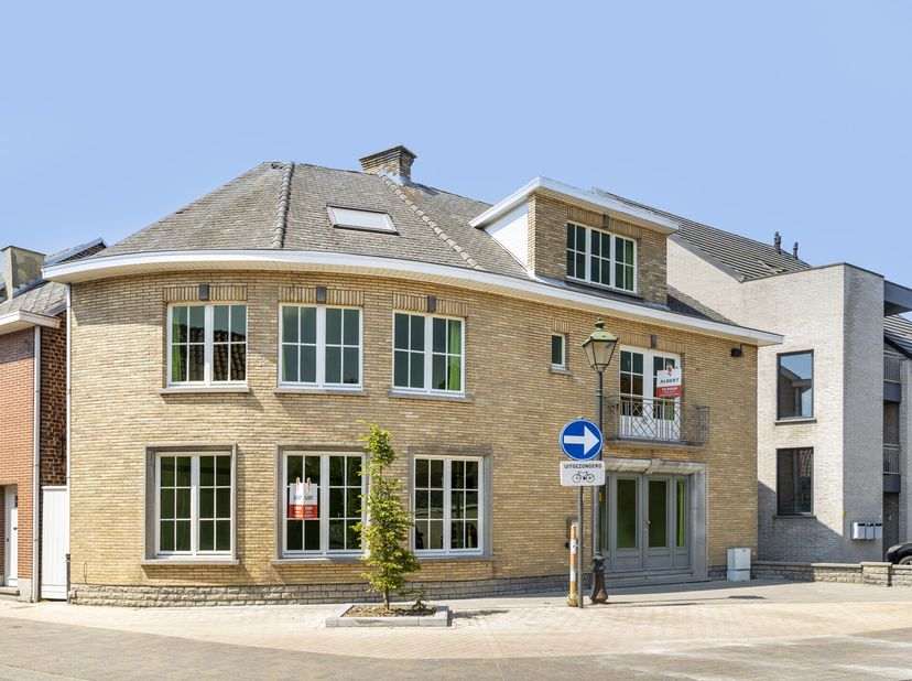 Ben je op zoek naar een authentieke woning op wandelafstand van het centrum van Lede? Zoek niet verder! Deze woning te Stationsweg 14 heeft wat jij zo