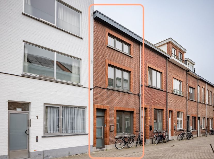 In een rustig straatje, op wandelafstand van het bruisende stadscentrum, bevindt zich deze volledig gerenoveerde woning waar ruimte, licht en hedendaa