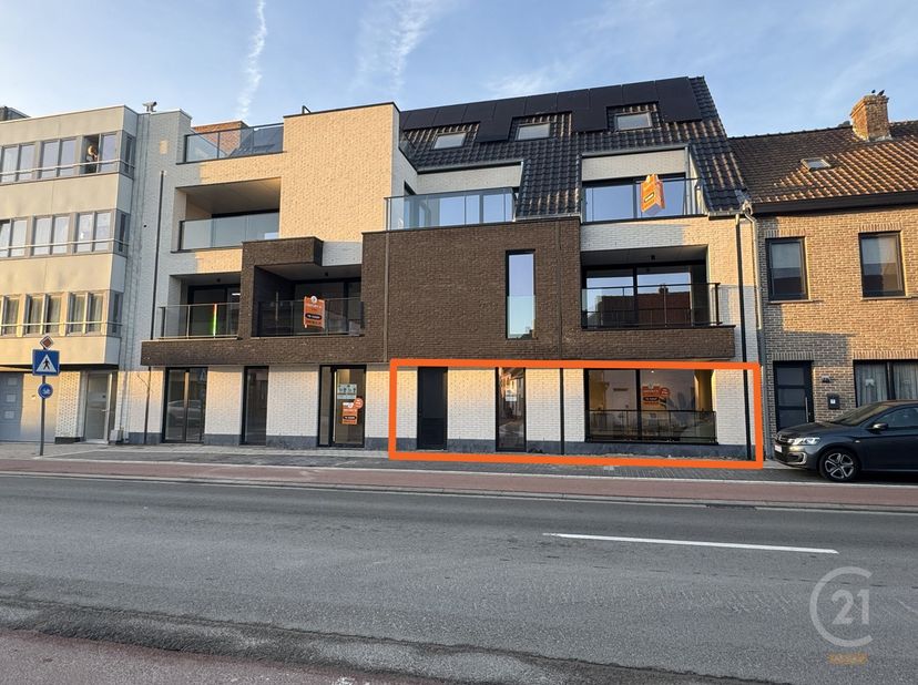 Dit nieuwbouwappartement is gelegen op het gelijkvloers van residentie Ribera langs de Oostendelaan te Middelkerke, op slechts 500 meter van het stran