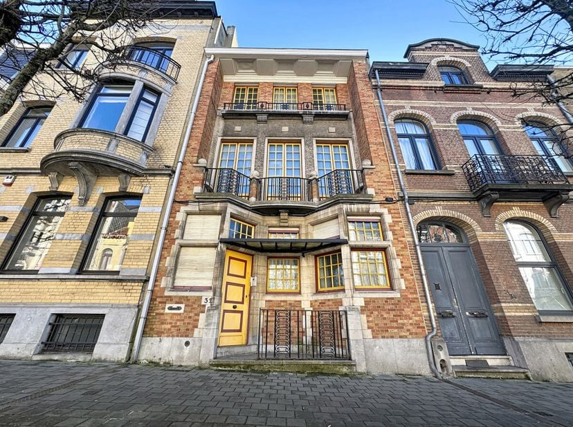 Situé sur la prestigieuse Avenue Victor Rousseau, à proximité immédiate de lAltitude 100 et de toutes les facilités, cet élégant immeuble de rapport d