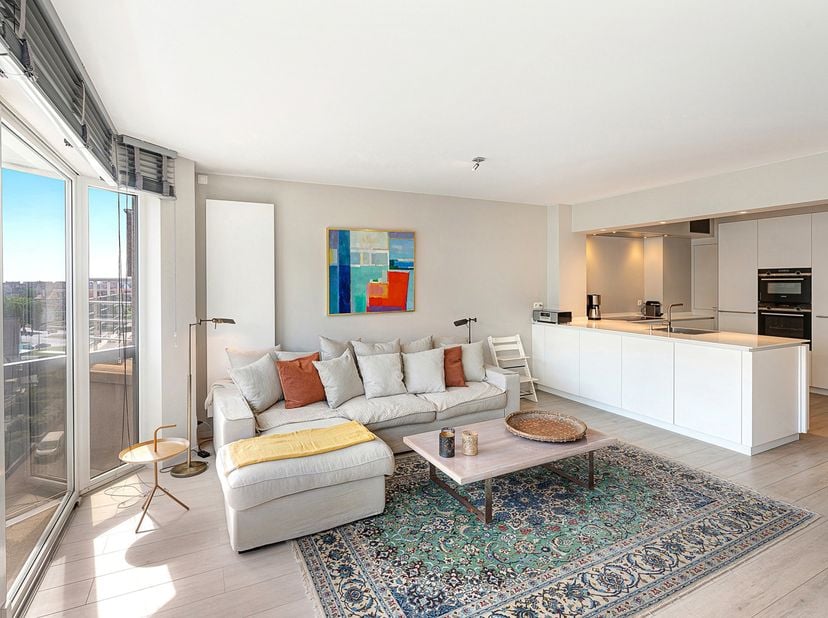 Instapklaar appartement met zijdelings zeezicht, op een topligging nabij het strand, het Rubensplein en La Réserve. Indeling: inkomhal met vestiaire e