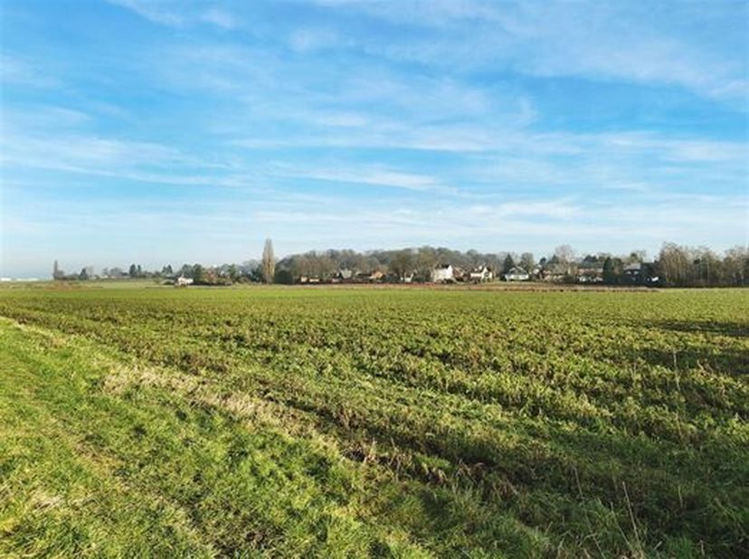 Terrain d'une contenance de 6 ha 84 a 24 ca situé en zone d'habitat pour une contenance approximative de 74 a 00 ca. et pour le solde en Zone Communal
