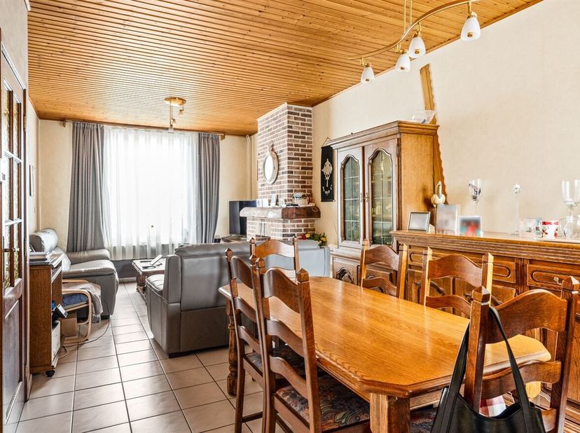 Locatie: Dit huis is gelegen in de rustige Eikenlei in Hoboken, een aangename woonomgeving met een vlotte bereikbaarheid. Winkels, scholen en openbaar