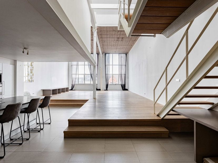 Deze fantastische loft met een bewoonbaar oppervlakte van maar liefst 247m² treffen we op een zeer centrale en vlot bereikbare locatie in het centrum