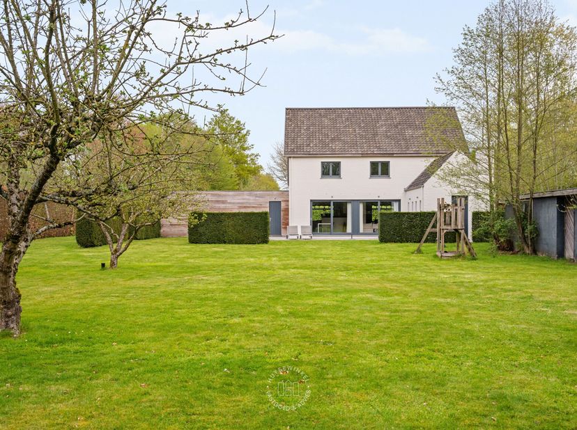 In Sint-Martens-Latem bevindt zich deze charmante woning op een royaal perceel van maar liefst 3.000 m². Met een bewoonbare oppervlakte van 300 m² bie
