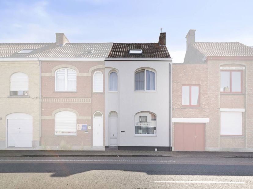 Centraal gelegen rijwoning met drie slaapkamers en zongerichte tuin te koop nabij het centrum van Veurne. De woning is ideaal gelegen op wandelafstand