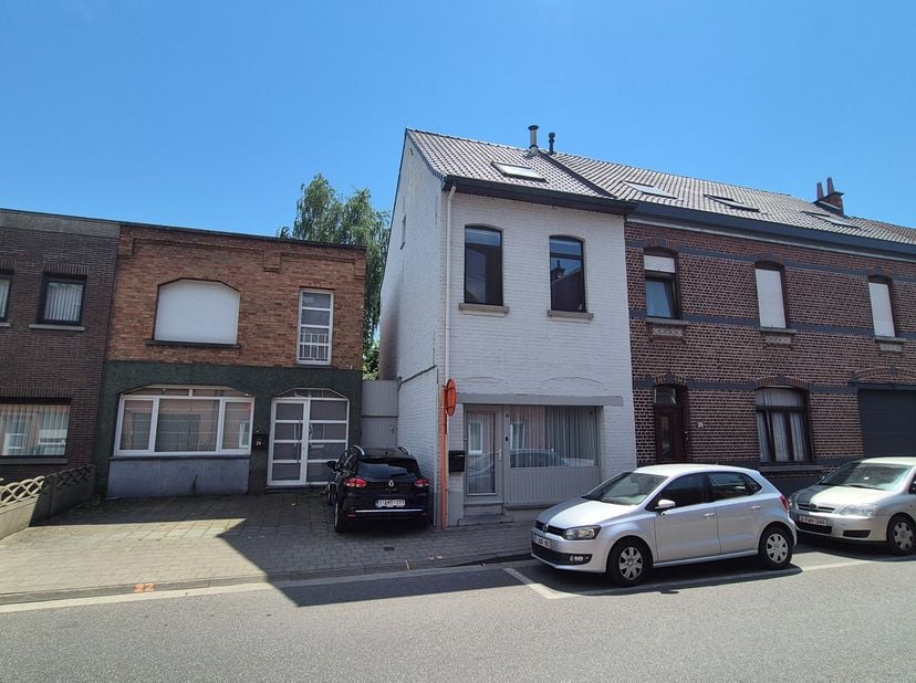 Zeer goed onderhouden HOB op een gezellige locatie te Moorsel – Aalst met parkeerruimte voor de deur, omvattende o.a.:<br />
<br />
	Gezellige lichtri
