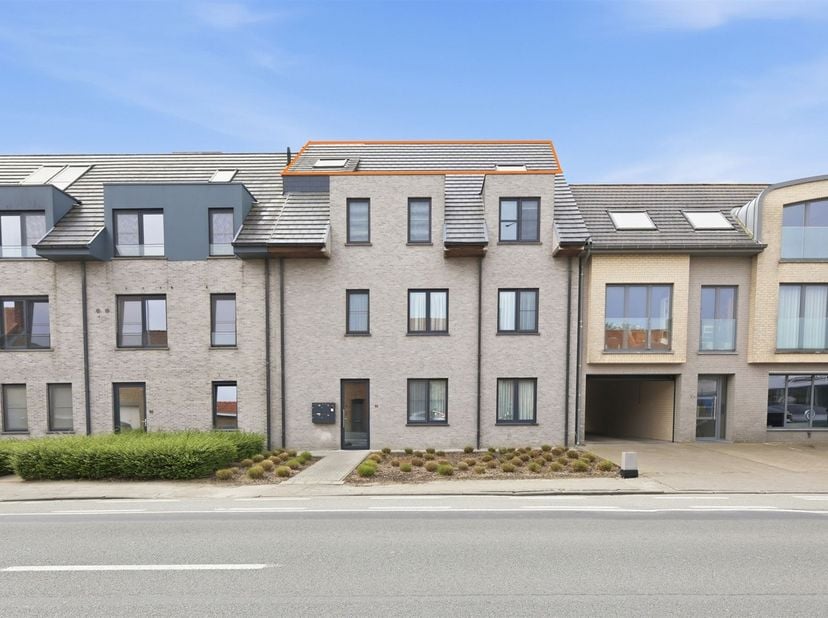 Net voor het centrum van Diksmuide, langs de invalsweg Diksmuide richting Kust, treffen we dit één slaapkamer appartement aan.<br />
<br />
Dit ener