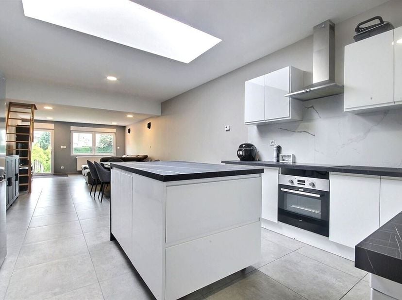 Jolie maison rénovée avec quatre chambres et garage
