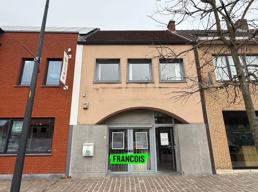 Op zoek naar een strategisch gelegen pand met tal van mogelijkheden? Dit commercieel gebouw, gelegen op de markt van Moorslede, biedt een bruikbare vl