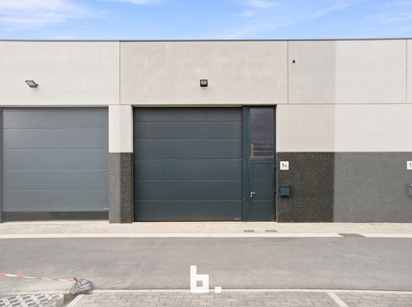 Op de vlot bereikbare Nelca-site in Lendelede bevindt zich deze praktische KMO-unit met een oppervlakte van 72 m². De unit werd gebouwd in 2021 en is
