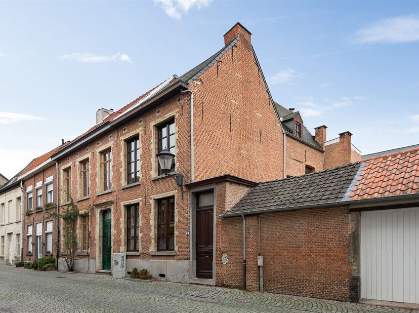 Openhuizendag op zaterdag 13 juni van 14u00 - 15u00<br />
In de Vrouw Van Mechelenstraat 4, in het hart van het Begijnhof, vinden we deze charmante en