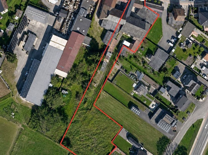 Karaktervolle woning met 3 slaapkamers, ruime bijgebouwen en grote buitenruimte<br />
<br />
Deze karaktervolle woning, gelegen aan de Maastrichters