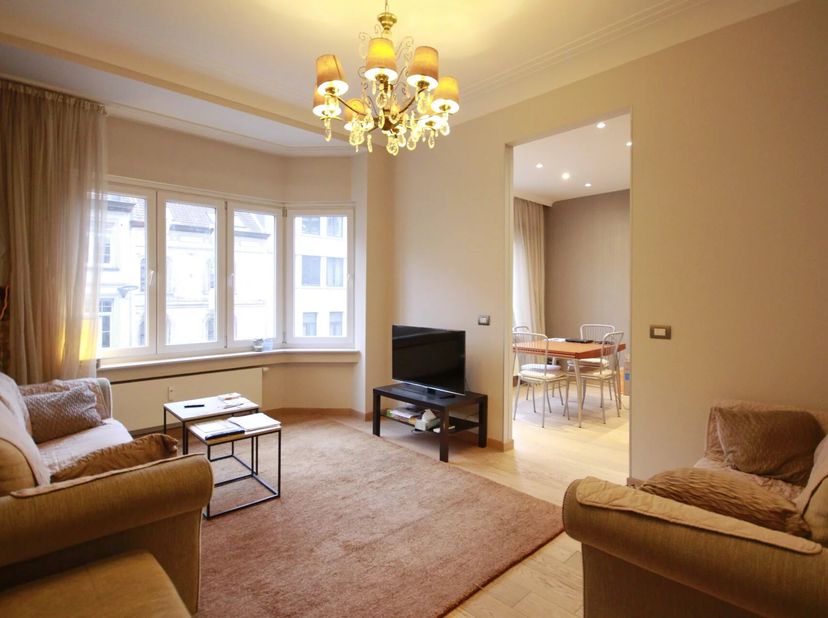 Inkomhal met vestiaire, woonkamer, volledig ingerichte keuken met eetruimte, slaapkamer van ± 14m² met balkon, bureau van ± 8m² (kan worden gebruikt a