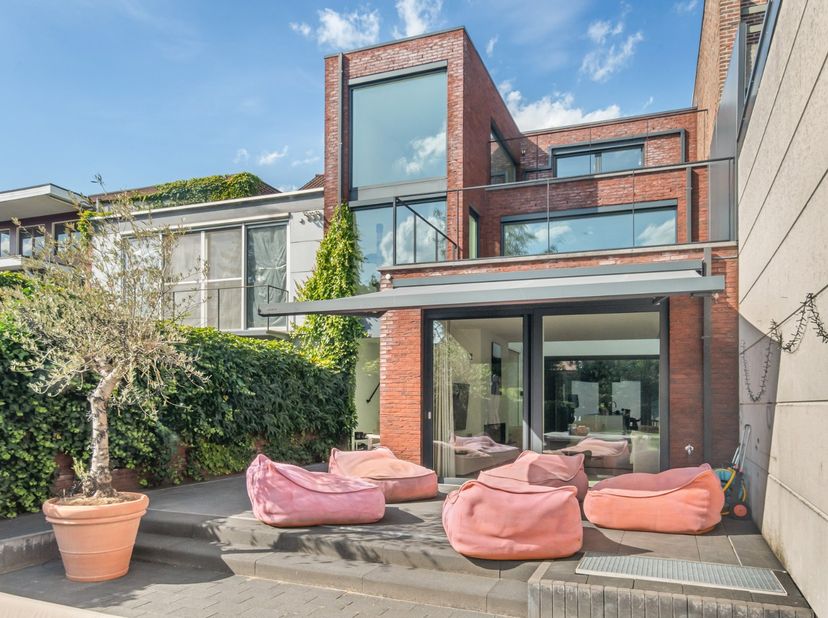 Deze prachtige en uitzonderlijk ruime stadswoning combineert stijl, comfort en functionaliteit. Grote raampartijen zorgen voor een overvloed aan natuu